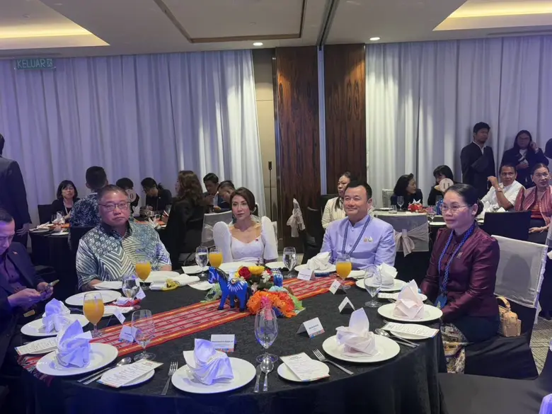 นายสรวงศ์ เทียนทอง รัฐมนตรีว่าการกระทรวงก...