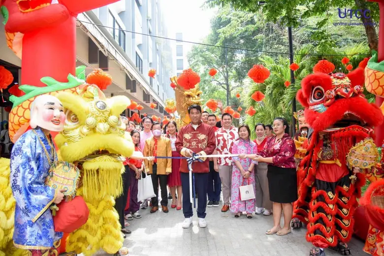 รองศาสตราจารย์ ดร.ธนวรรธน์ พลวิชัย อธิการ...