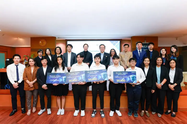 นางนันทรัตน์ สุรักขกะ (แถวบนที่ 5 จากซ้าย...