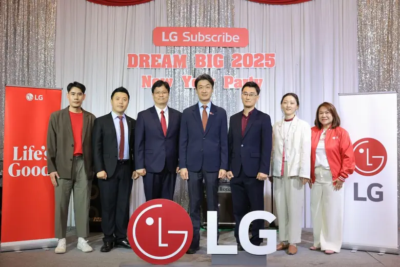 นายซองฮัน จอง (ที่ 4 จากซ้าย) ประธานกรรมก...