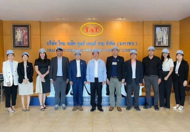 ดร.พยุง ศักดาสาวิตร (กลาง) ประธานกรรมการบ...