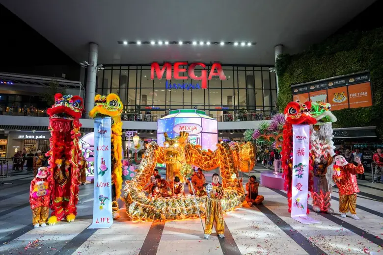 อลังการโชว์มังกรทองกับสิงโตประดับไฟ LED ฉลองตรุษจีนมหามงคล ที่ศูนย์การค้าเมกาบางนา ในงาน "MEGA CHINESE NEW YEAR 2025"