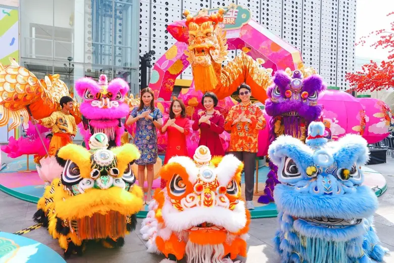 ศูนย์การค้าเอ็ม บี เค เซ็นเตอร์ นำโดย นาง...