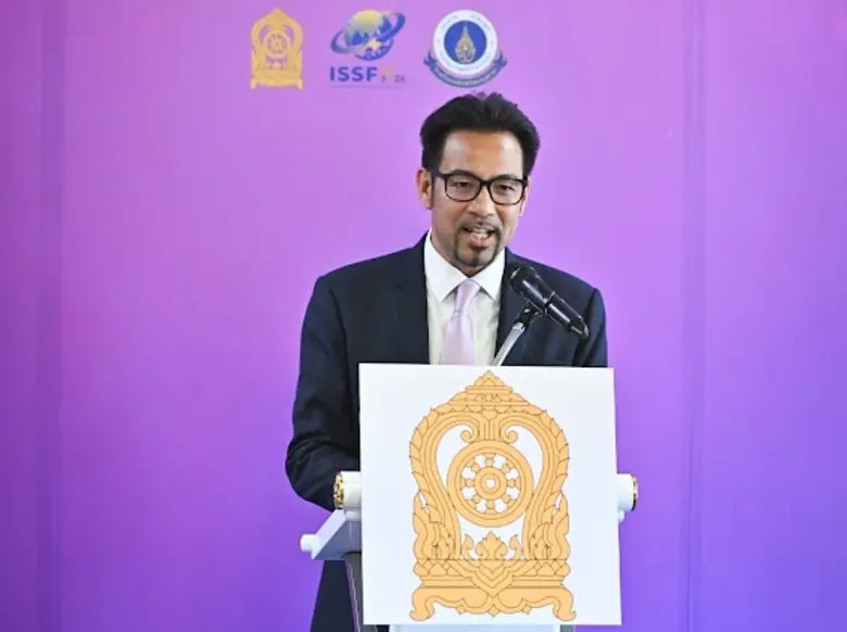 ดร.วรวรงค์ รักเรืองเดช ผู้อำนวยการโรงเรีย...