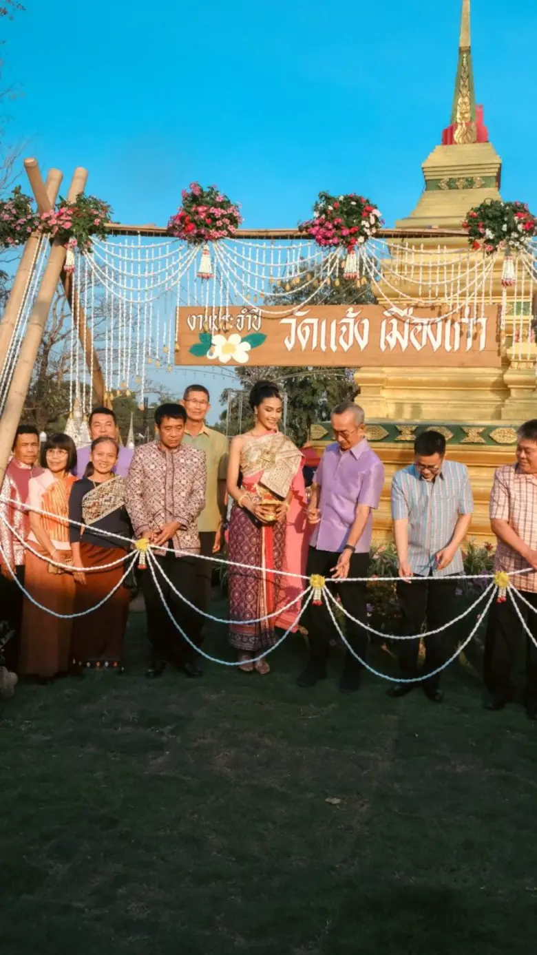 สาวงามที่มีอัตตลักษณ์โดดเด่นอย่าง พลอย พร...