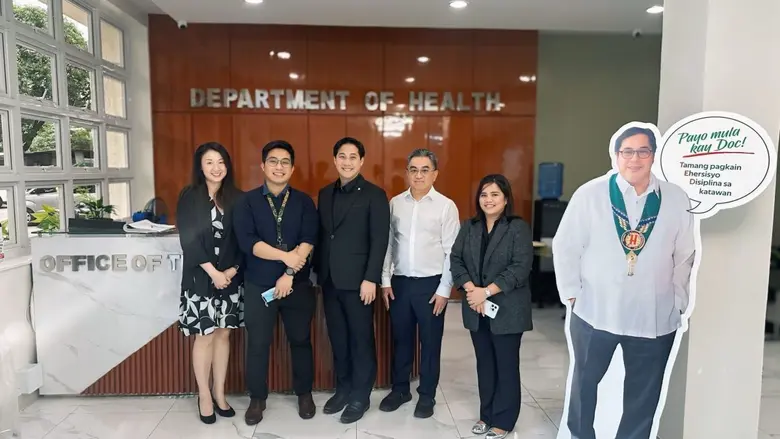 นายแพทย์วีรพล เขมะรังสรรค์ ประธานเจ้าหน้า...