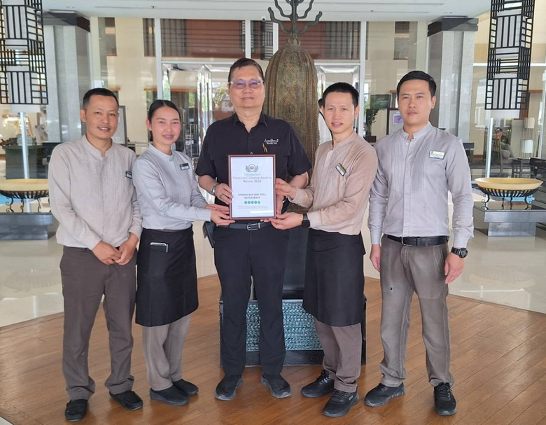 เศรษฐพงศ์ วรรธนะกุล (คนที่ 3 จากซ้าย) ผู้...