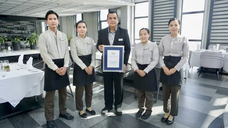 มกริน พรหมโยธี (คนที่ 3 จากซ้าย) ผู้จัดกา...