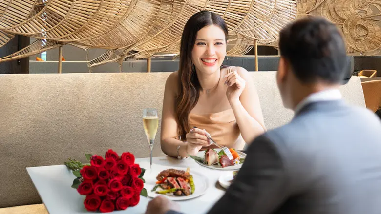 สัมผัสค่ำคืนสุดโรแมนติกและดื่มด่ำกับมื้ออ...