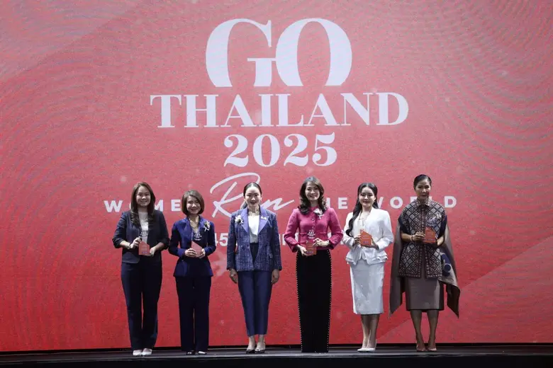 นางกอบกาญจน์ วัฒนวรางกูร (ขวาสุด) ประธานก...