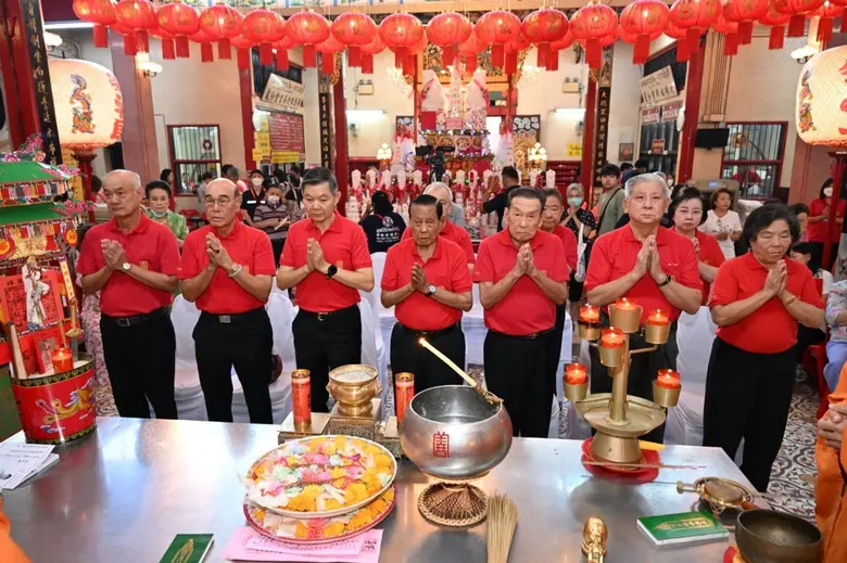 มูลนิธิป่อเต็กตึ๊ง นำโดย นายวิเชียร เตชะไ...