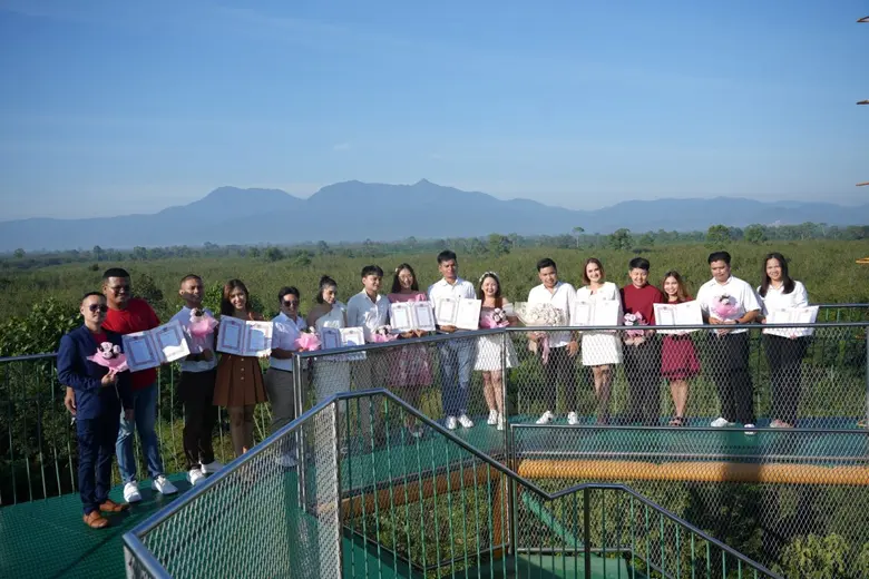 คู่รัก 11 คู่ ทั้งชาย-หญิง และ LGBTQ+ จูง...