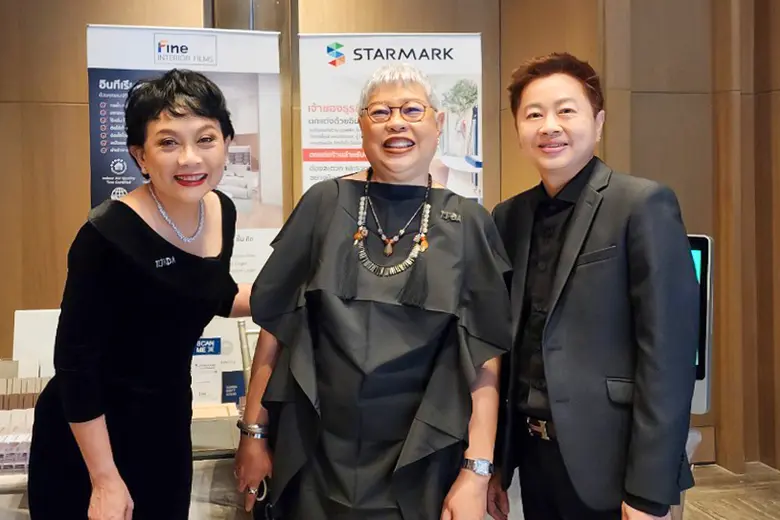 นางสาวณัฐปภัสร์ ศรีสกุลภิญโญ (ที่ 7 ขวา) ...