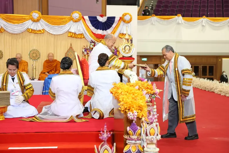 พระบาทสมเด็จพระเจ้าอยู่หัว ทรงพระกรุณาโปร...