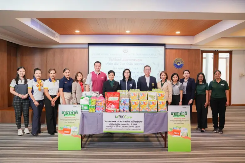 นางสาวศตกมล วรกุล (ที่ 7 จากซ้าย) ผู้อำนว...