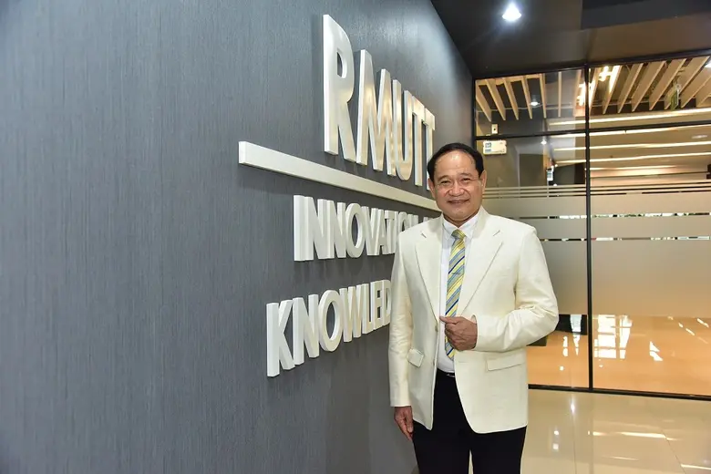 รศ.ดร.สมหมาย ผิวสอาด รักษาการในตำแหน่งอธิ...