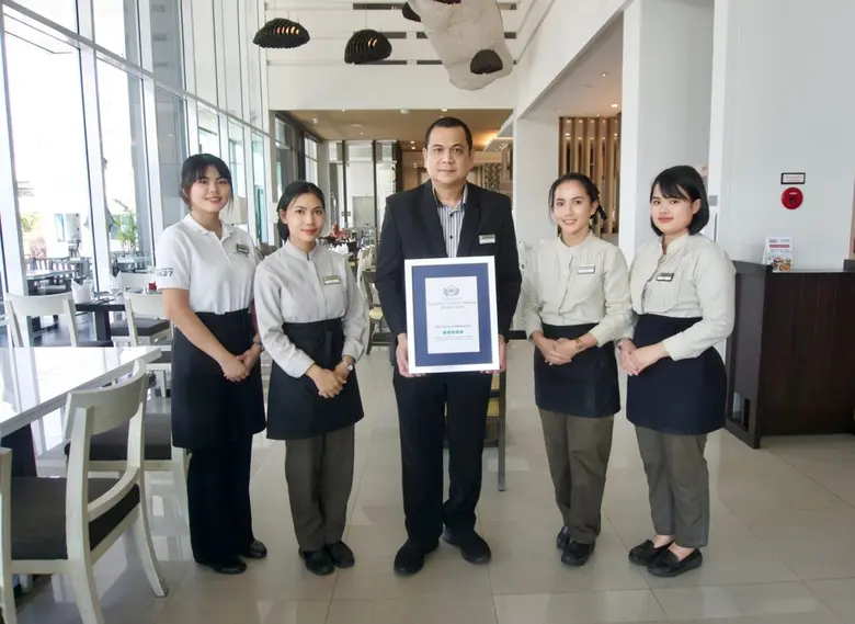 มกริน พรหมโยธี (คนที่ 3 จากซ้าย) ผู้จัดกา...