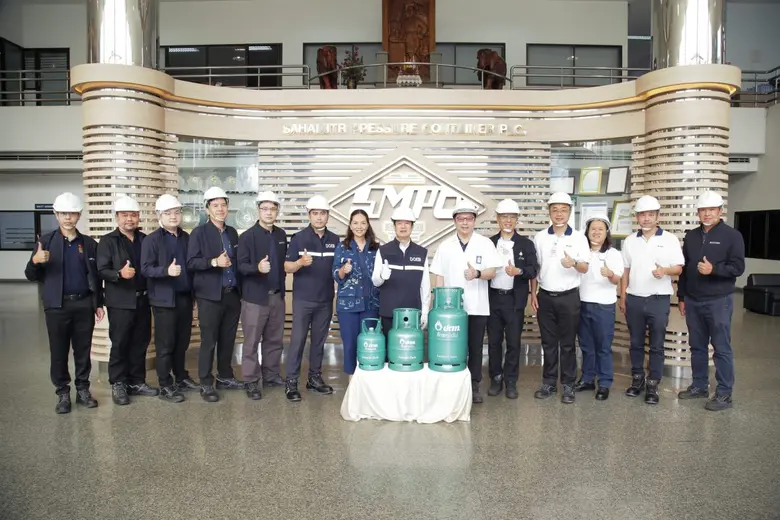 นางปัทมา เล้าวงษ์ (ที่ 7 จากซ้าย) รองประธ...