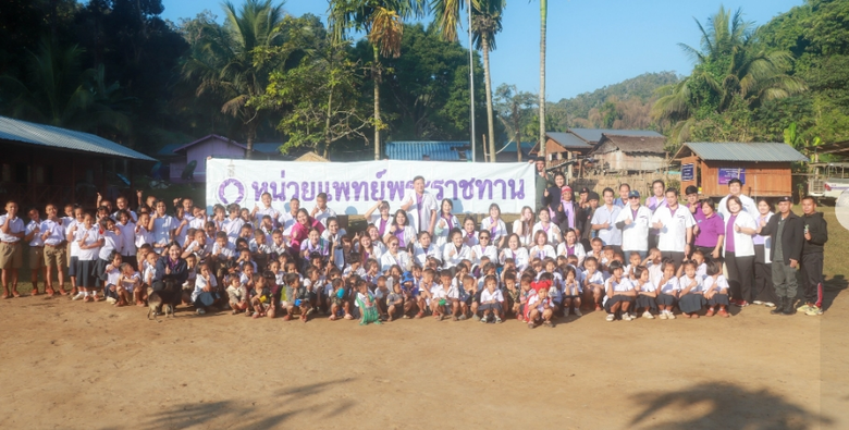 คณะบุคลากรทางการแพทย์ของศูนย์การแพทย์ปัญญ...