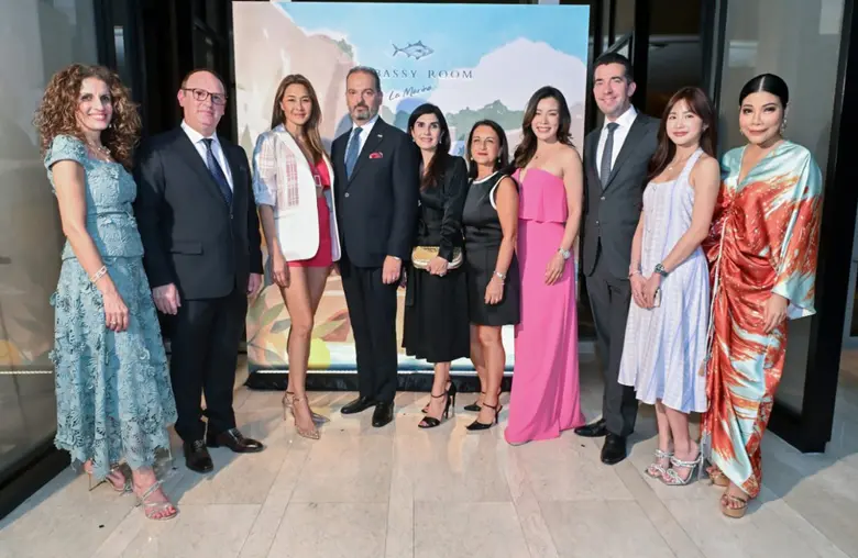 คุณมาร์ค เดอ ลีแวค (ที่ 3 จากขวา) ผู้จัดก...