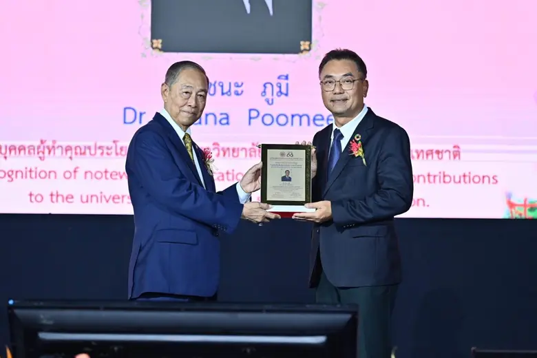 องคมนตรี พลอากาศเอก ชลิต พุกผาสุก ให้เกีย...