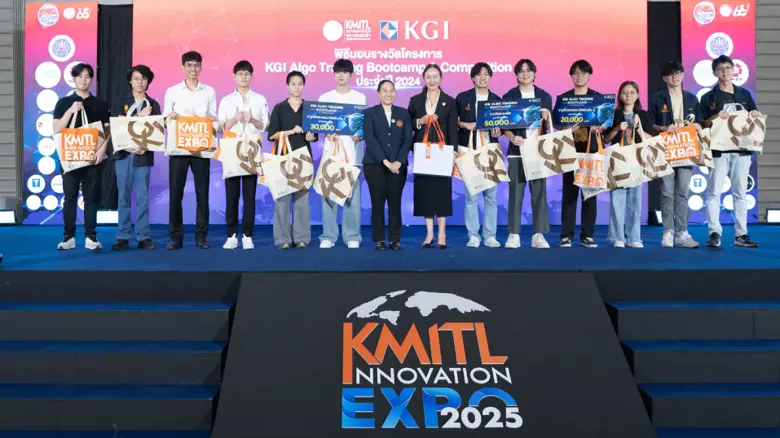 นางนันทรัตน์ สุรักขกะ (ที่ 7 จากขวา) รองก...