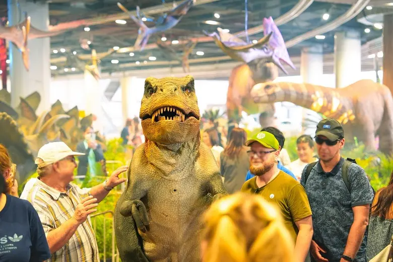 ตื่นตากองทัพไดโนเสาร์บุกใจกลางกรุง!! เคลื่อนไหวสมจริงถูกใจคนไทย-ทัวริสต์ที่เอ็ม บี เค เซ็นเตอร์ เข้าชมฟรี!! สนุกได้ทั้งวัน ขี่ไดโนเสาร์ยักษ์ อุ้มลูกไดโนจิ๋วสุดน่ารัก จัดแสดงถึง 24 มีนาคมนี้เท่านั้น