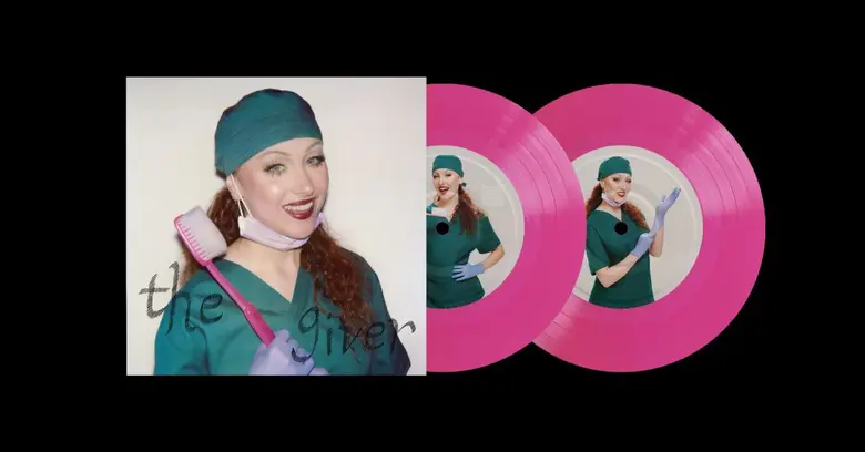 Chappell Roan สวมจิตวิญญาณคาวบอยสาว ส่งเพลงคันทรีย์แสนสนุก "The Giver" พร้อมเล่นใหญ่ สวมบทหลากหลายอาชีพขึ้นปกไวนิล