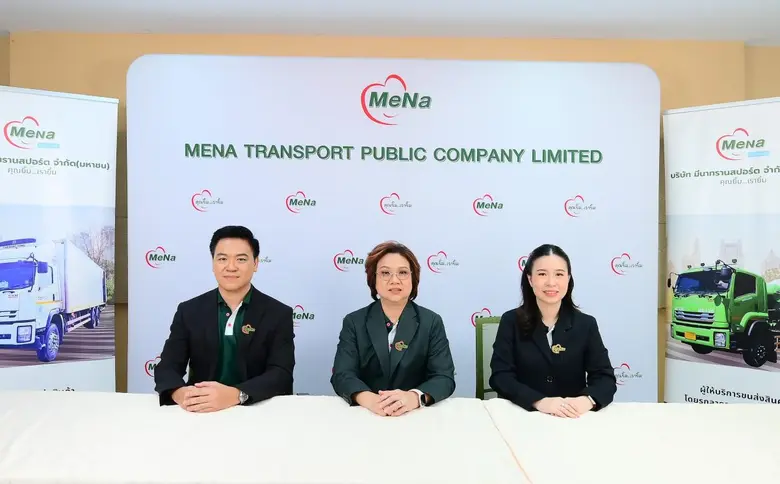 คุณสุวรรณา ขจรวุฒิเดช (กลาง) ประธานเจ้าหน...