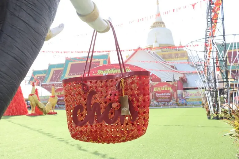 เปิดไอเดีย "กระเป๋ารักษ์โลก" สานจากหางประทัดแก้บน "ไอ้ไข่" ผลผลิตจากงานวิจัยของม.วลัยลักษณ์
