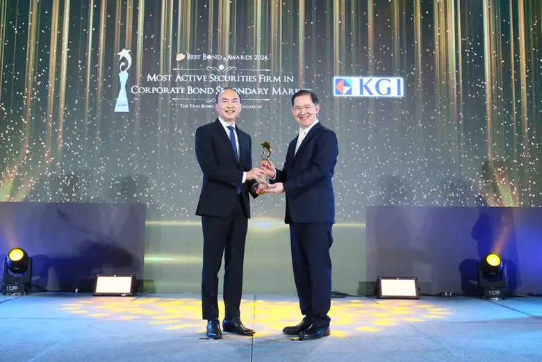 นายอภิชาต ตั้งเกียรติศิลป์ (ซ้าย) กรรมการ...