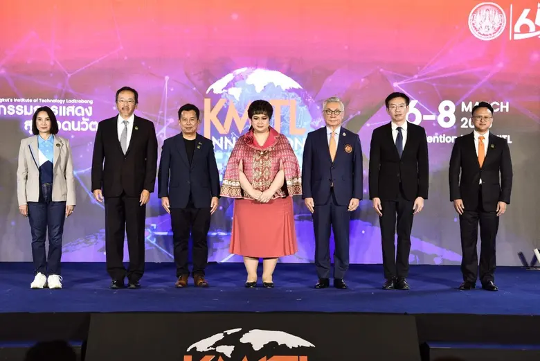 นางสาวศุภมาส อิศรภักดี (ที่ 4 จากซ้าย)รัฐ...