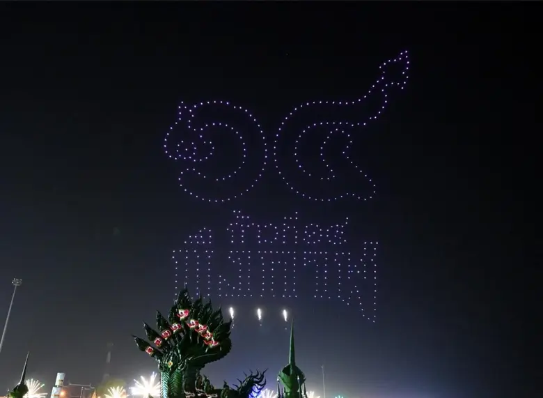 อว.นำการบินโดรนแปรอักษรเฉลิมพระเกียรติ ร่วมงานวันสถาปนาจังหวัดบึงกาฬ ครบรอบ 14 ปี ส่งเสริมการท่องเที่ยวในพื้นที่อย่างตระการตา มีประชาชนหลายหมื่นคนร่วมชมการแสดง