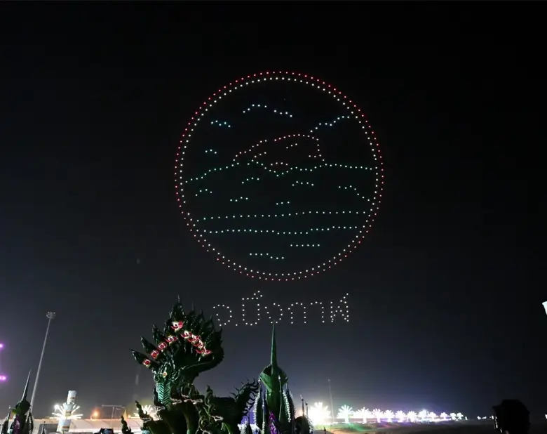 อว.นำการบินโดรนแปรอักษรเฉลิมพระเกียรติ ร่วมงานวันสถาปนาจังหวัดบึงกาฬ ครบรอบ 14 ปี ส่งเสริมการท่องเที่ยวในพื้นที่อย่างตระการตา มีประชาชนหลายหมื่นคนร่วมชมการแสดง