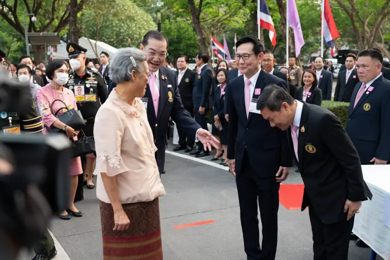 สมเด็จพระกนิษฐาธิราชเจ้า กรมสมเด็จพระเทพรัตนราชสุดาฯ สยามบรมราชกุมารี เสด็จฯ ร่วมพิธีวางพานพุ่มและพิธีตักบาตร เนื่องในวันครบรอบ ๑๐๘ ปี แห่งการสถาปนาจุฬาฯ