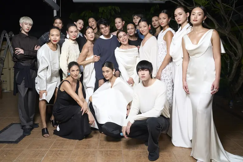 พลังตัวแม่มาเต็ม "คิม เบอร์ลี่ - พอลล่า" นำเหล่าซูเปอร์โมเดลฟาดลุค สุดเฟียช! ส่งต่อ VVON SUGUNNASIL คอลเลกชันใหม่ "The Resort Women's and Men's 2025" สู่จินตนาการอันไร้ขอบเขต สะท้อนตัวตนกว่าทศวรรษ