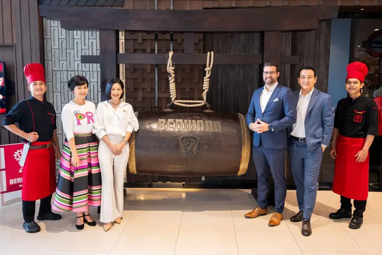 มร.ไมเคิล โรบินสัน ผู้จัดการทั่วไป โรงแรม...