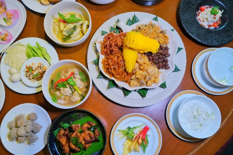 "ข้าวแช่คลายร้อน" ที่ดิเอมเมอรัลด์ ค็อฟฟี่ช็อพ