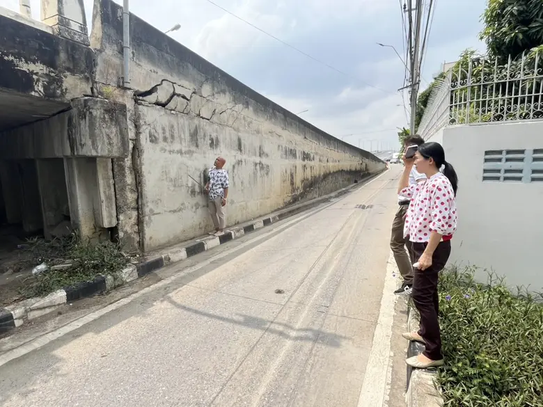 นายวัลลภ เกียรติวรศรีกุล ผู้อำนวยการเขตตล...