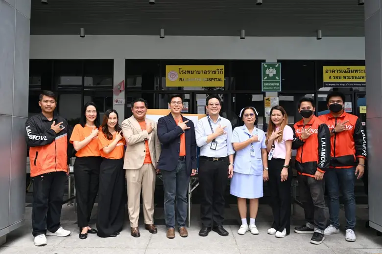 ลาลามูฟ มอบของใช้จำเป็นแก่ผู้ได้รับผลกระท...