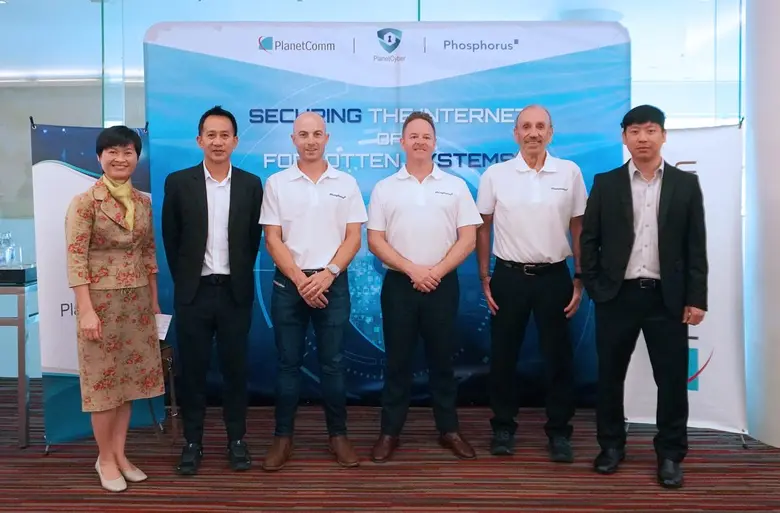 คุณวีรศักดิ์ อาทรชัยกุล (ที่2 จากซ้าย) ปร...