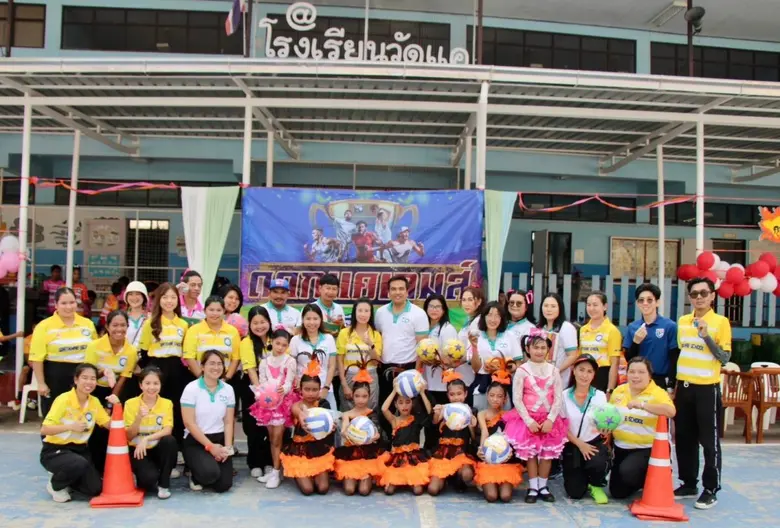 นายสันติ วิเชียรฉาย (คนกลาง) ผู้จัดการฝ่ายปฏิบัติกา...