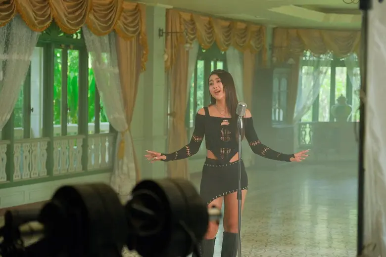 "นางร้าย" มิวสิกวิดีโอใหม่จาก แพรว รัตนาพร เผยเบื้องหลังดราม่าวงการบันเทิง