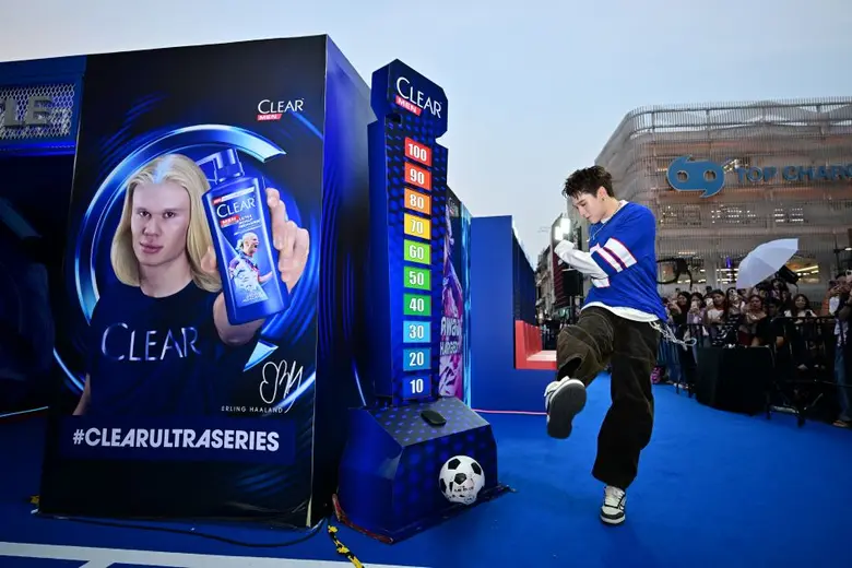 CLEAR MEN ควบสองนักเตะดังระดับโลก สร้างประสบการณ์ใหม่ พร้อมเนรมิตสนามฟุตบอลสุดมันส์ใจกลางสยาม กับแชมพูขจัดรังแค 2 สูตร "CLEAR MEN ULTRA SERIES"