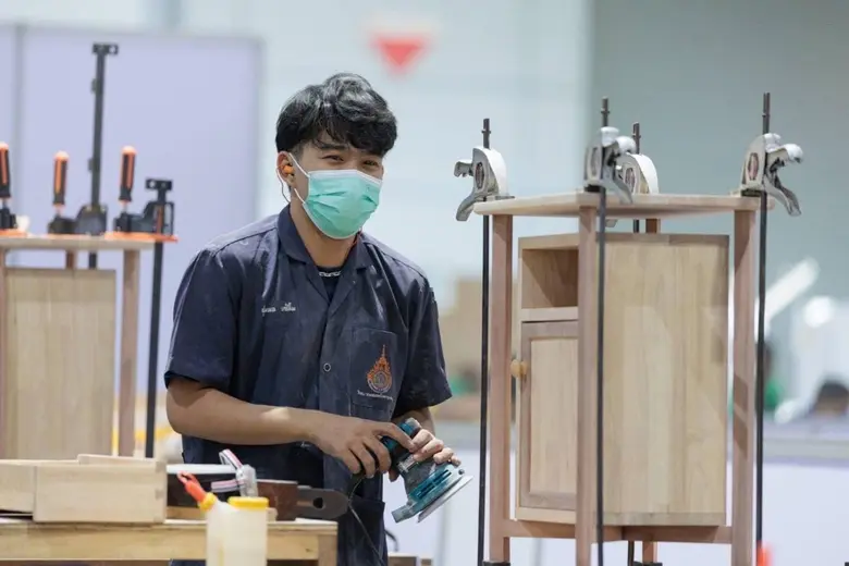 นักศึกษามทร.กรุงเทพคว้าเหรียญฝีมือยอดเยี่ยมสาขาไม้เครื่องเรือน ในการแข่งขันฝีมือแรงงานแห่งชาติ ครั้งที่ 30