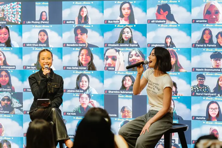 Gracie Abrams ยิ้มหวานอารมณ์ดี เซอร์วิสแฟนๆ ทั้งเอเชียตะวันออกเฉียงใต้ ในงานแถลงข่าวที่สิงคโปร์ อุ่นเครื่องก่อนแฟนๆ ชาวไทยได้เจอตัวจริงในคอนเสิร์ต 19 เม.ย. นี้