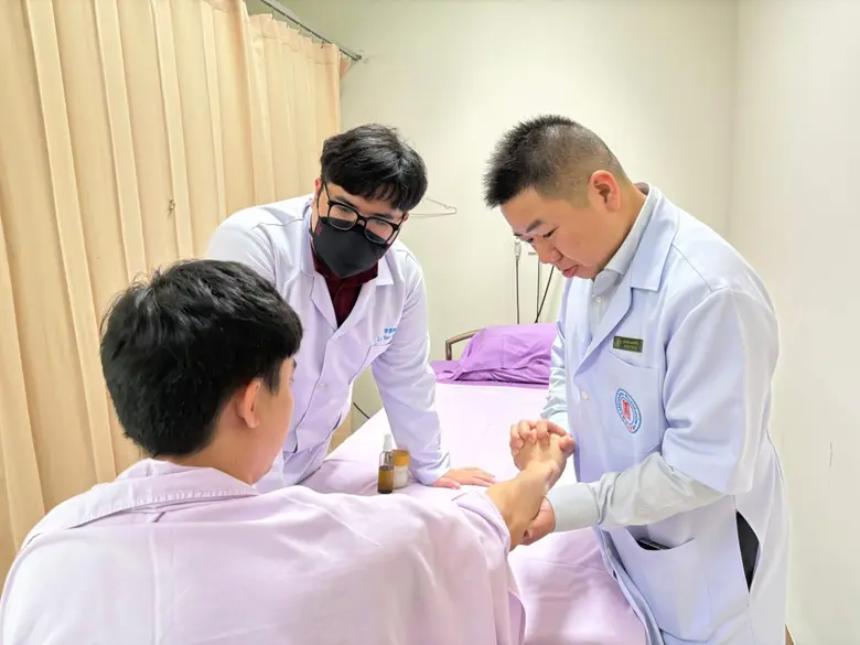 โครงการอบรมและพัฒนาศักยภาพทางการแพทย์ ประจำปี 2568 ให้คำปรึกษาทางการแพทย์แผนกทุยหนาและกระดูก