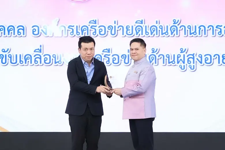 นายวราวุธ ศิลปอาชา (ขวา) รัฐมนตรีว่าการกระทรวงการพั...