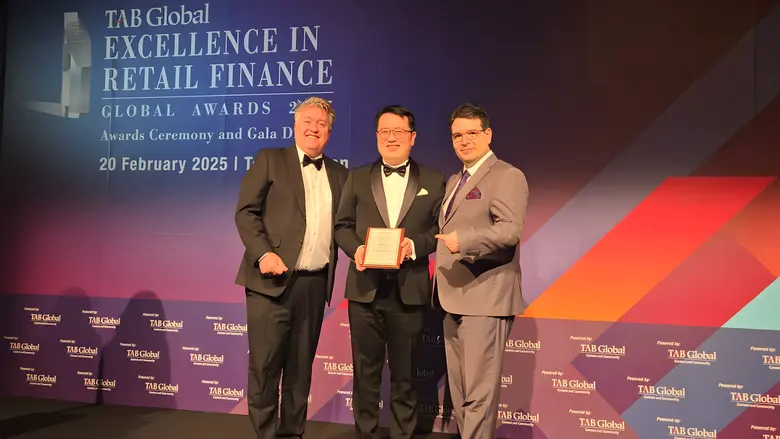 นายณัฐพล ลือพร้อมชัย (กลาง) รองผู้จัดการใ...