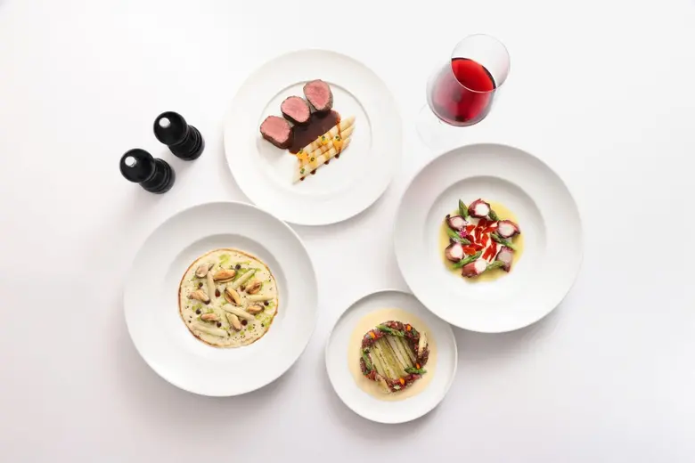 ห้องอาหาร ไฟร์เพลส กริลล์ แอนด์ บาร์ (Fir...